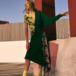 Vestido verde con estampado floral de la colección prefall de Zara
