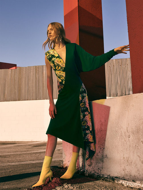 Vestido verde con estampado floral de la colección prefall de Zara