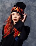 Gigi Hadid posando con la colección otoño/invierno 2017/2018 de Versace