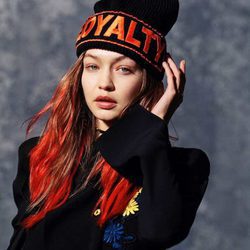 Gigi Hadid posando con la colección otoño/invierno 2017/2018 de Versace