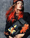 Gigi Hadid posando como embajadora de la colección otoño/invierno 2017/2018 de Versace