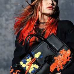 Gigi Hadid posando como embajadora de la colección otoño/invierno 2017/2018 de Versace