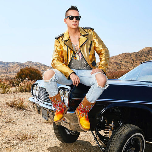 Jeremy Scott con unas botas de su colección cápsula con UGG