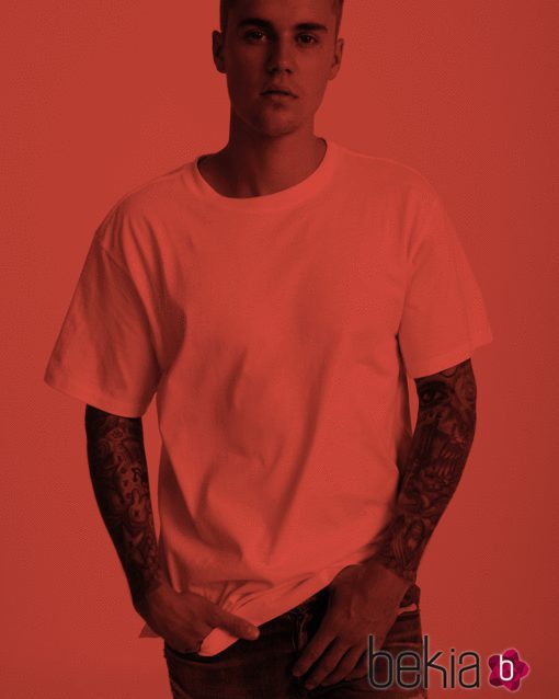 Justin Bieber con una de las camisetas de su colección cápsula para Hanes