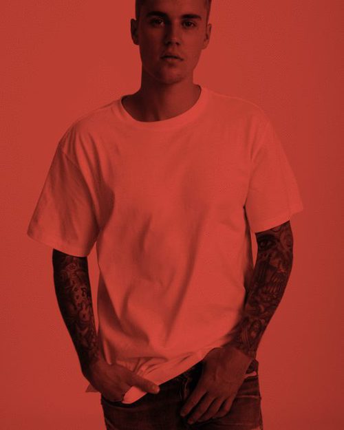 Justin Bieber con una de las camisetas de su colección cápsula para Hanes