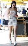 Kendall Jenner con vestido de topos blanco y negro