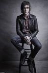 Gabriel Kane Day-Lewis vestido con jeans y chupa de cuero