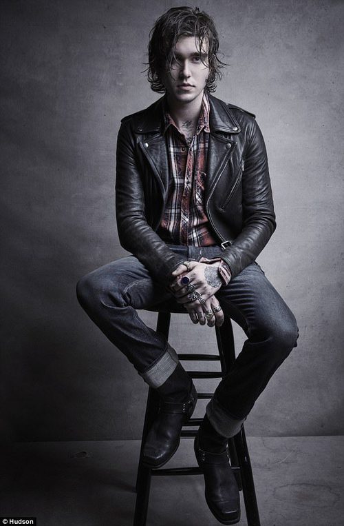 Gabriel Kane Day-Lewis vestido con jeans y chupa de cuero