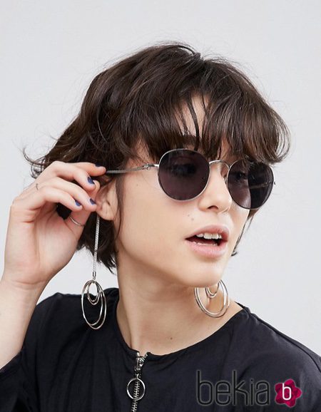 Gafas de sol con pendientes incrustados con lentes oscuras de Asos