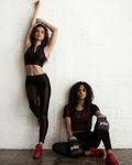 Modelos posando con prendas de la colección 'Ren Active' para Revolve