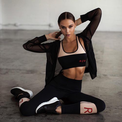Alexis Ren con crop top y leggins de la colección 'Ren Active' para Revolve