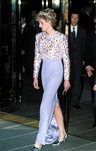 Lady Di con un vestido lila