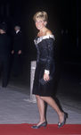 Lady Di con un vestido azul marino de terciopelo