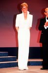 Lady Di con un vestido largo blanco con chaqueta