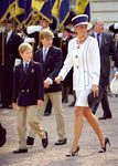 Lady Di con un traje blanco de chaqueta y falda