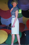 Lady Di con una camisa de cuadros y falda blanca