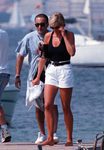 Lady Di con body negro y shorts blancos