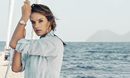 Alessandra Ambrosio posando con un reloj de la campaña náutica de Omega