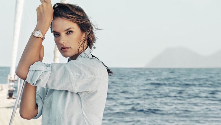 Alessandra Ambrosio posando con un reloj de la campaña náutica de Omega