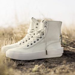 Modelo de sneakers de la primera colección de The Weeknd para Puma
