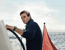 Eddie Redmayne posa con los nuevos relojes de la campaña náutica de Omega