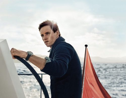 Eddie Redmayne posa con los nuevos relojes de la campaña náutica de Omega