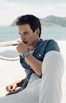 Eddie Redmayne posando con uno de los relojes de la campaña náutica de Omega