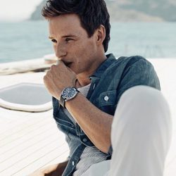 Eddie Redmayne posando con uno de los relojes de la campaña náutica de Omega