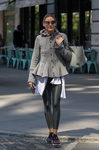 Olivia Palermo con abrigo gris y leggings con brillo
