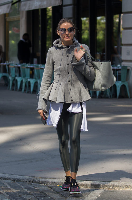 Olivia Palermo con abrigo gris y leggings con brillo