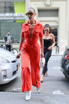 Bella Hadid con mono rojo y botines blancos