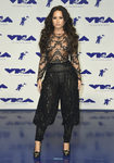 Demi Lovato con body con transparencias y pantalones bombacho