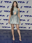 Hailee Steinfeld con vestido metalizado de cuello halter