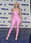Nicki Minaj con body de charol en color rosa chicle