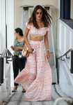 Alessandra Ambrosio con crop top y falda estampados