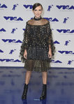 Millie Bobby Brown con vestido de tul y tachuelas