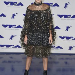 Millie Bobby Brown con vestido de tul y tachuelas
