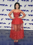 Vanessa Hudgens con vestido rojo con transparencias