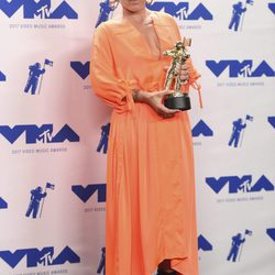 Pink con vestido naranja y botines de terciopelo
