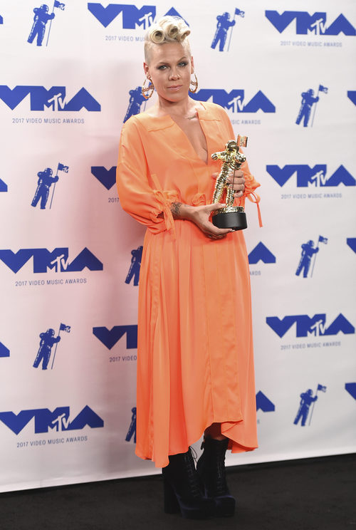 Pink con vestido naranja y botines de terciopelo
