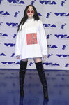 Noah Cyrus con sudadera blanca oversize y botas altas