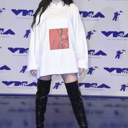 Noah Cyrus con sudadera blanca oversize y botas altas