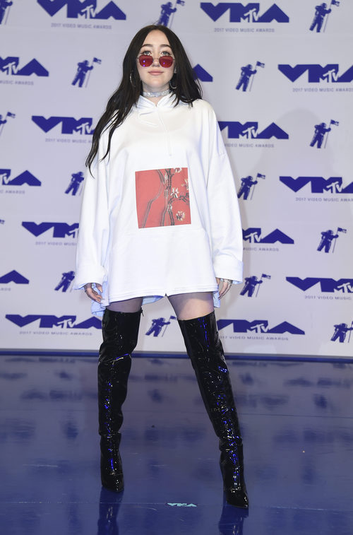 Noah Cyrus con sudadera blanca oversize y botas altas