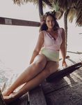 Modelo posando con bikini rosa y amarillo de Alpine Butterfly