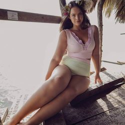 Modelo posando con bikini rosa y amarillo de Alpine Butterfly