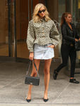 Elsa Hosk con cazadora de animal print y minifalda vaquera