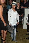 María Conchita Alonso con camisa blanca y pantalones de rayas