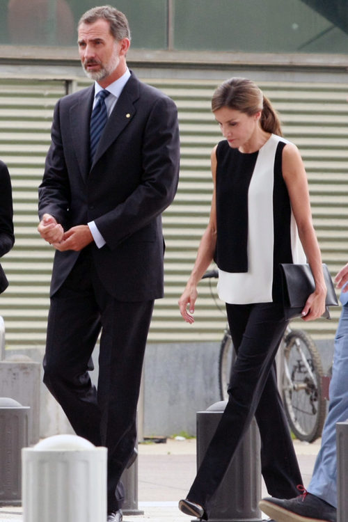 La Reina Letizia con un top bicolor de Carolina Herrera