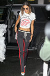 Alessandra Ambrosio con camiseta estampada y pantalones deportivos