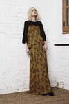 Vestido largo color mostaza de Dolores Promesas otoño/invierno 2017/2018